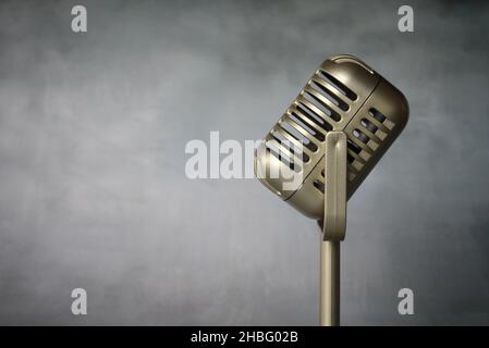 Vintage- und Retro-Konzept. Klassisches Vintage-Mikrofon mit Platz für Text Stockfoto