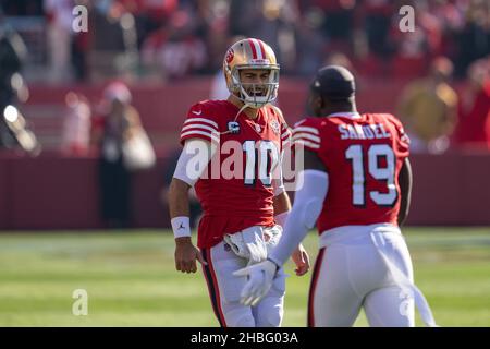 San Francisco 49ers Quarterback Jimmy Garoppolo (10) wird vor und NFL Spiel gegen die Atlanta Falcons in Santa Clara, Kalifornien, am Sonntag, den 19. Dezember 2021 eingeführt. (Neville Guard/Image of Sport) Stockfoto