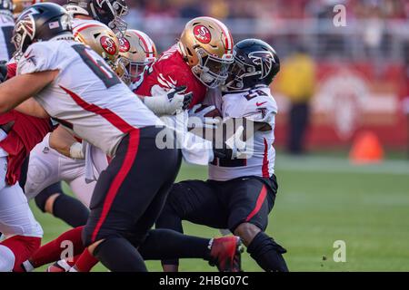 Atlanta Falcons Running Back Mike Davis (28) wird im zweiten Quartal in Santa Clara, Kalifornien, am Sonntag, den 19. Dezember 2021 von San Francisco 49ers Defensive End Samson Ebukam (56) angegriffen. (Neville Guard/Image of Sport) Stockfoto