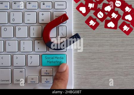 Social Media Marketing Konzept. Finger drücken Tastatur mit Text Social Media Marketing und Magnet locken wie, Liebe und Kommentar-Symbol. Stockfoto