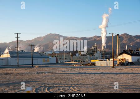 Trona, CA, ist eine kleine Stadt in der Mojave-Wüste mit einer großen Mineralproduktionsanlage, die die Luft nach faulen Eiern riecht. Stockfoto