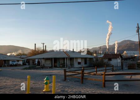 Trona, CA, ist eine kleine Stadt in der Mojave-Wüste mit einer großen Mineralproduktionsanlage, die die Luft nach faulen Eiern riecht. Stockfoto