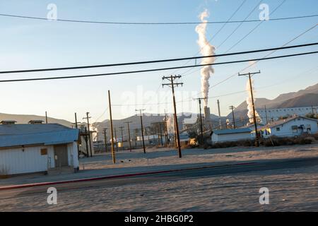 Trona, CA, ist eine kleine Stadt in der Mojave-Wüste mit einer großen Mineralproduktionsanlage, die die Luft nach faulen Eiern riecht. Stockfoto