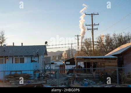 Trona, CA, ist eine kleine Stadt in der Mojave-Wüste mit einer großen Mineralproduktionsanlage, die die Luft nach faulen Eiern riecht. Stockfoto