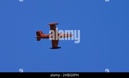 Rivolto del Friuli Italien SEPTEMBER, 17, 2021 Orange Militär historischen Jet-Flugzeug im Flug in einem perfekt blauen Himmel. Aermacchi MB-326 von Volafenice Stockfoto