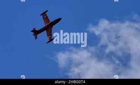 Rivolto del Friuli Italien SEPTEMBER, 17, 2021 Retro Militärjet-Flugzeug spielt eine Rolle in blauen Himmel während einer Flugshow. Aermacchi MB-326 von Volafenice Stockfoto