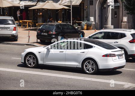Kiew, Ukraine - 12. Juni 2021: Weißes Tesla Model S in der Stadt Stockfoto