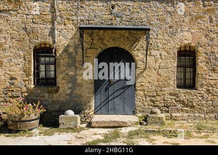 Altes Gebäude. Tür und Fenster in einem alten Gebäude. Gitter auf Fenstern Stockfoto