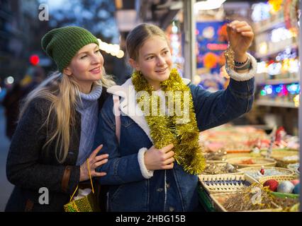 Winterferien und Feiertagskonzept - glückliche Mutter und Teenager-Tochter auf dem weihnachtsmarkt aus der Nähe Stockfoto