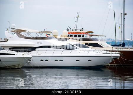 Odessa, Ukraine - 5. September 2021: Boote und Yachten im Hafen Stockfoto