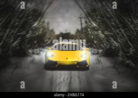 Chernigov, Ukraine - 6. März: Gelber Lamborghini Aventador mitten auf einer Winterstraße Stockfoto