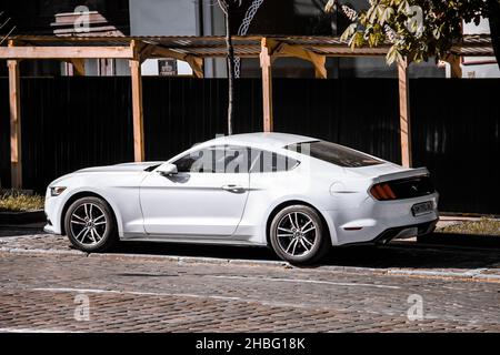 Kiew, Ukraine - 22. Mai 2021: Weißer Ford Mustang in der Stadt geparkt. American Muscle Car in Bewegung Stockfoto