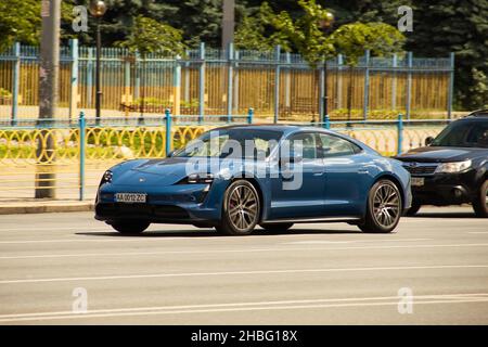 Kiew, Ukraine - 12. Juni 2021: Blauer elektrischer Porsche Taycan 4S in der Stadt Stockfoto