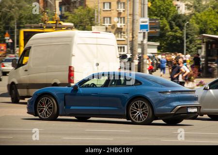 Kiew, Ukraine - 12. Juni 2021: Blauer elektrischer Porsche Taycan 4S in der Stadt Stockfoto