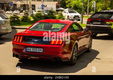 Kiew, Ukraine - 12. Juni 2021: Red Muscle Car Ford Mustang in der Stadt Stockfoto