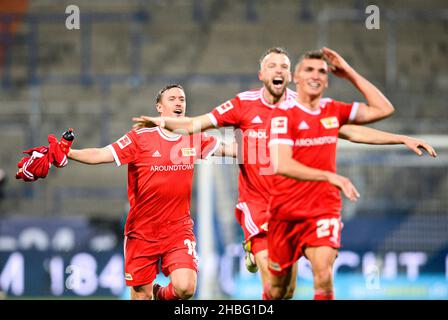 Finale Jubilierung UB, links nach rechts Max KRUSE (UB), Marvin FRIEDRICH (UB), Grischa PROEMEL (Prömel, UB) Fußball 1. Bundesliga, Spieltag 17th, VfL Bochum (BO) - Union Berlin (UB), am 18. Dezember 2021 in Bochum/Deutschland. #die DFL-Vorschriften verbieten die Verwendung von Fotos als Bildsequenzen und/oder quasi-Video # Â Stockfoto