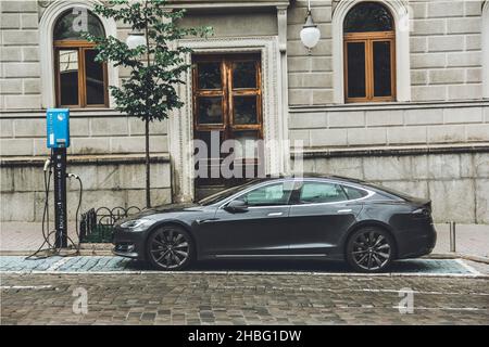 Kiew, Ukraine - 12. Juni 2021: Tesla Model S in der Stadt. In der Stadt wird ein Elektroauto aufgeladen. Stockfoto