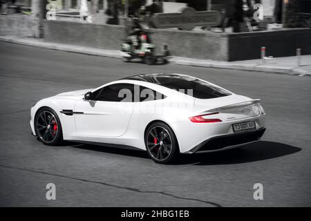Kiew, Ukraine - 12. Juni 2021: Weißer Aston Martin Vanquish unterwegs Stockfoto