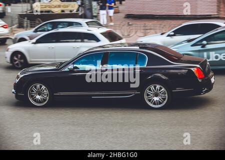 Kiew, Ukraine - 12. Juni 2021: Bentley Continental Flying Spur auf der Straße Stockfoto