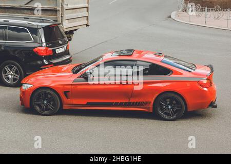 Kiew, Ukraine - 12. Juni 2021: Rotes Auto BMW 435XI auf der Straße Stockfoto