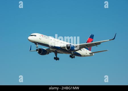 Delta Air Lines Boeing 757 mit der Registrierung N546US landet am LAX, Los Angeles International Airport. Stockfoto