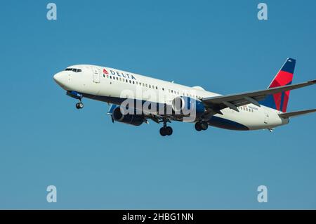 Delta Air Lines Boeing 737 NG Max mit der Registrierung N854DN, Ankunft am LAX, Los Angeles International Airport. Stockfoto