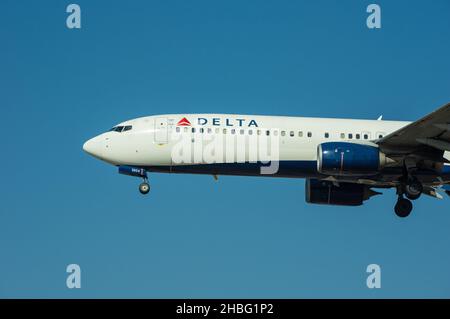 Delta Air Lines Boeing 737 NG Max mit der Registrierung N854DN, Ankunft am LAX, Los Angeles International Airport. Stockfoto