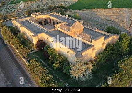 Sarihan Caravanserai wurde 1249 während der anatolischen Seldschuken-Zeit erbaut. Ein Blick von der Vorderseite der Karawanserei. Nevsehir, Türkei. Stockfoto