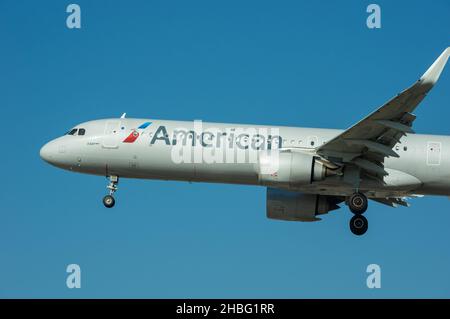American Airlines Airbus A321-253NX mit der Registrierung N854DN landet am LAX, Los Angeles International Airport. Stockfoto