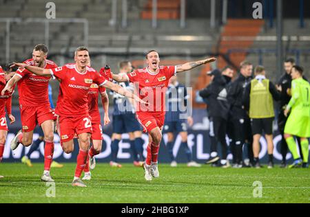 Der letzte Jubel UB, von links nach rechts Marvin FRIEDRICH (UB), Grischa PROEMEL (Prömel, UB), Max KRUSE (UB) dahinter enttäuschten die Spieler von BO Soccer 1. Bundesliga, Spieltag 17th, VfL Bochum (BO) - Union Berlin (UB), am 18. Dezember 2021 in Bochum/Deutschland. #die DFL-Vorschriften verbieten die Verwendung von Fotos als Bildsequenzen und/oder quasi-Video # Â Stockfoto