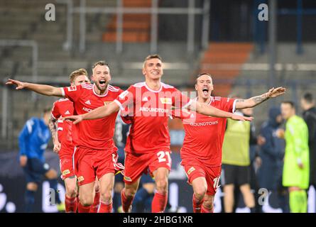 Der letzte Jubel UB, von links nach rechts Marvin FRIEDRICH (UB), Grischa PROEMEL (Prömel, UB), Max KRUSE (UB) dahinter enttäuschten die Spieler von BO Soccer 1. Bundesliga, Spieltag 17th, VfL Bochum (BO) - Union Berlin (UB), am 18. Dezember 2021 in Bochum/Deutschland. #die DFL-Vorschriften verbieten die Verwendung von Fotos als Bildsequenzen und/oder quasi-Video # Â Stockfoto