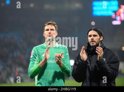Finaler Jubel UB, von links nach rechts Torwart Andreas LUTHE (UB), Christopher TRIMMEL (UB) klatscht, klatscht, Fußball 1st Bundesliga, 17th Spieltag, VfL Bochum (BO) - Union Berlin (UB), am 18. Dezember 2021 in Bochum/Deutschland. #die DFL-Vorschriften verbieten die Verwendung von Fotos als Bildsequenzen und/oder quasi-Video # Â Stockfoto