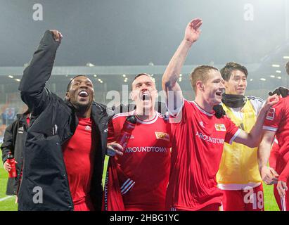 Finaler Jubel UB, von links nach rechts Sheraldo BECKER (UB), Max KRUSE (UB), Paul JAECKEL (UB), Keita ENDO (UB) Soccer 1. Bundesliga, Spieltag 17th, VfL Bochum (BO) - Union Berlin (UB), am 18. Dezember 2021 in Bochum/Deutschland. #die DFL-Vorschriften verbieten die Verwendung von Fotos als Bildsequenzen und/oder quasi-Video # Â Stockfoto