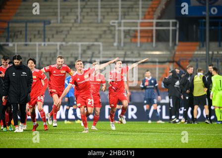 Letzte Jubilierung UB, von links nach rechts Robin KNOCHE (UB), Christopher TRIMMELM (UB), Genki HARAGUCHI (UB), Marvin FRIEDRICH (UB), Grischa PROEMEL (Prömel, UB), Max KRUSE (UB), hinter ihnen enttäuschte Spieler von BO. Fußball 1st Bundesliga, Spieltag 17th, VfL Bochum (BO) - Union Berlin (UB), am 18. Dezember 2021 in Bochum/Deutschland. #die DFL-Vorschriften verbieten die Verwendung von Fotos als Bildsequenzen und/oder quasi-Video # Â Stockfoto