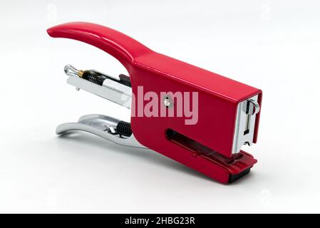 Roter Metallhefter auf weißem Hintergrund isoliert Stockfoto