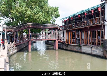 Alte hölzerne überdachte Brücke in Zhujiajiao Ancient Water Town, einem historischen Dorf im Qingpu Bezirk von Shanghai, China Stockfoto