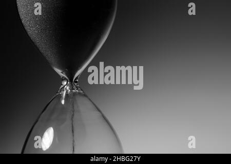 Schwarzweiß-Foto der Sanduhr Nahaufnahme Stockfoto