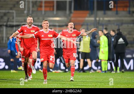 Der letzte Jubel UB, von links nach rechts Marvin FRIEDRICH (UB), Grischa PROEMEL (Prömel, UB), Max KRUSE (UB) dahinter enttäuschten die Spieler von BO Soccer 1. Bundesliga, Spieltag 17th, VfL Bochum (BO) - Union Berlin (UB), am 18. Dezember 2021 in Bochum/Deutschland. #die DFL-Vorschriften verbieten die Verwendung von Fotos als Bildsequenzen und/oder quasi-Video # Â Stockfoto