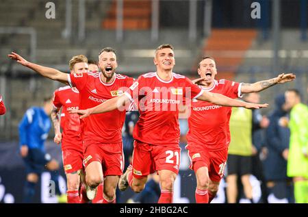 Finaler Jubel UB, von links nach rechts Marvin FRIEDRICH (UB), Grischa PROEMEL (Prömel, UB), Max KRUSE (UB) Fußball 1. Bundesliga, Spieltag 17th, VfL Bochum (BO) - Union Berlin (UB), am 18. Dezember 2021 in Bochum/Deutschland. #die DFL-Vorschriften verbieten die Verwendung von Fotos als Bildsequenzen und/oder quasi-Video # Â Stockfoto