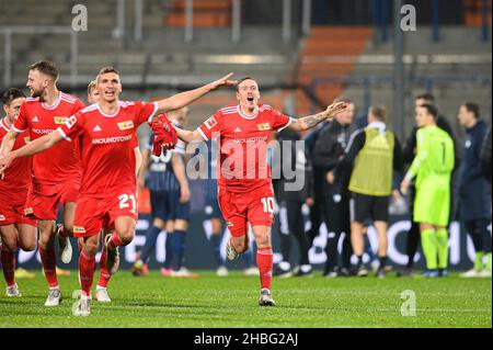 Der letzte Jubel UB, von links nach rechts Marvin FRIEDRICH (UB), Grischa PROEMEL (Prömel, UB), Max KRUSE (UB) dahinter enttäuschten die Spieler von BO Soccer 1. Bundesliga, Spieltag 17th, VfL Bochum (BO) - Union Berlin (UB), am 18. Dezember 2021 in Bochum/Deutschland. #die DFL-Vorschriften verbieten die Verwendung von Fotos als Bildsequenzen und/oder quasi-Video # Â Stockfoto