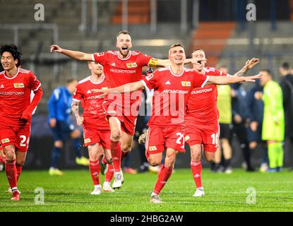 Finale Jubilierung UB, links nach rechts Genki HARAGUCHI (UB), Marvin FRIEDRICH (UB), Grischa PROEMEL (Prömel, UB) Fußball 1. Bundesliga, Spieltag 17th, VfL Bochum (BO) - Union Berlin (UB), am 18. Dezember 2021 in Bochum/Deutschland. #die DFL-Vorschriften verbieten die Verwendung von Fotos als Bildsequenzen und/oder quasi-Video # Â Stockfoto