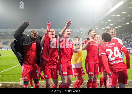 Letzte Jubilierung UB, von links nach rechts Sheraldo BECKER (UB), Max KRUSE (UB), Paul JAECKEL (UB), Keita ENDO (UB), Kevin MOEHWALD (MÃ¶hwald, UB), Genki HARAGUCHI (UB), Bastian OCZIPKA (UB) Soccer 1. Bundesliga, Spieltag 17th, VfL Bochum (BO) - Union Berlin (UB), am 18. Dezember 2021 in Bochum/Deutschland. #die DFL-Vorschriften verbieten die Verwendung von Fotos als Bildsequenzen und/oder quasi-Video # Â Stockfoto