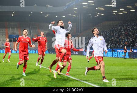 Abschließende Jubilierung UB, von links nach rechts Kevin MOEHWALD (MÃ¶hwald, UB), Max KRUSE (UB), Niko GIESSELMANN (UB), Genki HARAGUCHI (UB), Rani KHEDIRA (UB), Fußball 1st Bundesliga, Spieltag 17th, VfL Bochum (BO) - Union Berlin (UB), am 18. Dezember 2021 in Bochum/Deutschland. #die DFL-Vorschriften verbieten die Verwendung von Fotos als Bildsequenzen und/oder quasi-Video # Â Stockfoto