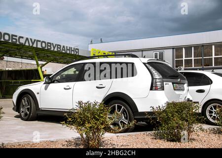 Chernigov, Ukraine - 24. Juli 2021: Weißer Saab 9-3X in der Stadt Stockfoto