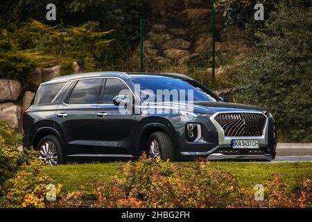 Uman, Ukraine - 6. September 2021: Neuer SUV Hyundai Palisade auf dem Parkplatz Stockfoto