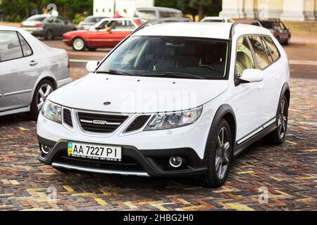 Chernigov, Ukraine - 24. Juli 2021: Weißer Saab 9-3X in der Stadt Stockfoto