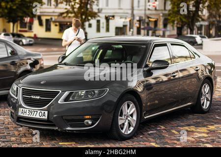 Chernigov, Ukraine - 24. Juli 2021: Grau Saab 9-5 in der Stadt Stockfoto