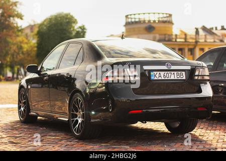 Chernigov, Ukraine - 24. Juli 2021: Black Saab 9-3 im Stadtzentrum Stockfoto