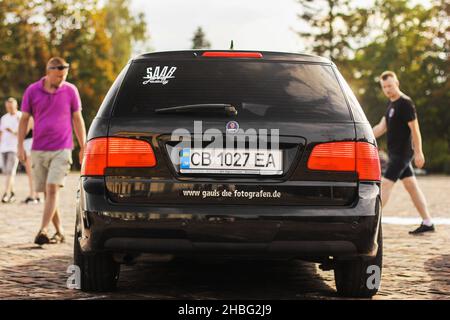 Chernigov, Ukraine - 24. Juli 2021: Schwarzes Auto Saab 9-5 SportCombi im Stadtzentrum Stockfoto
