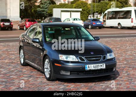 Chernigov, Ukraine - 24. Juli 2021: Blue Saab 9-3 in der Stadt Stockfoto